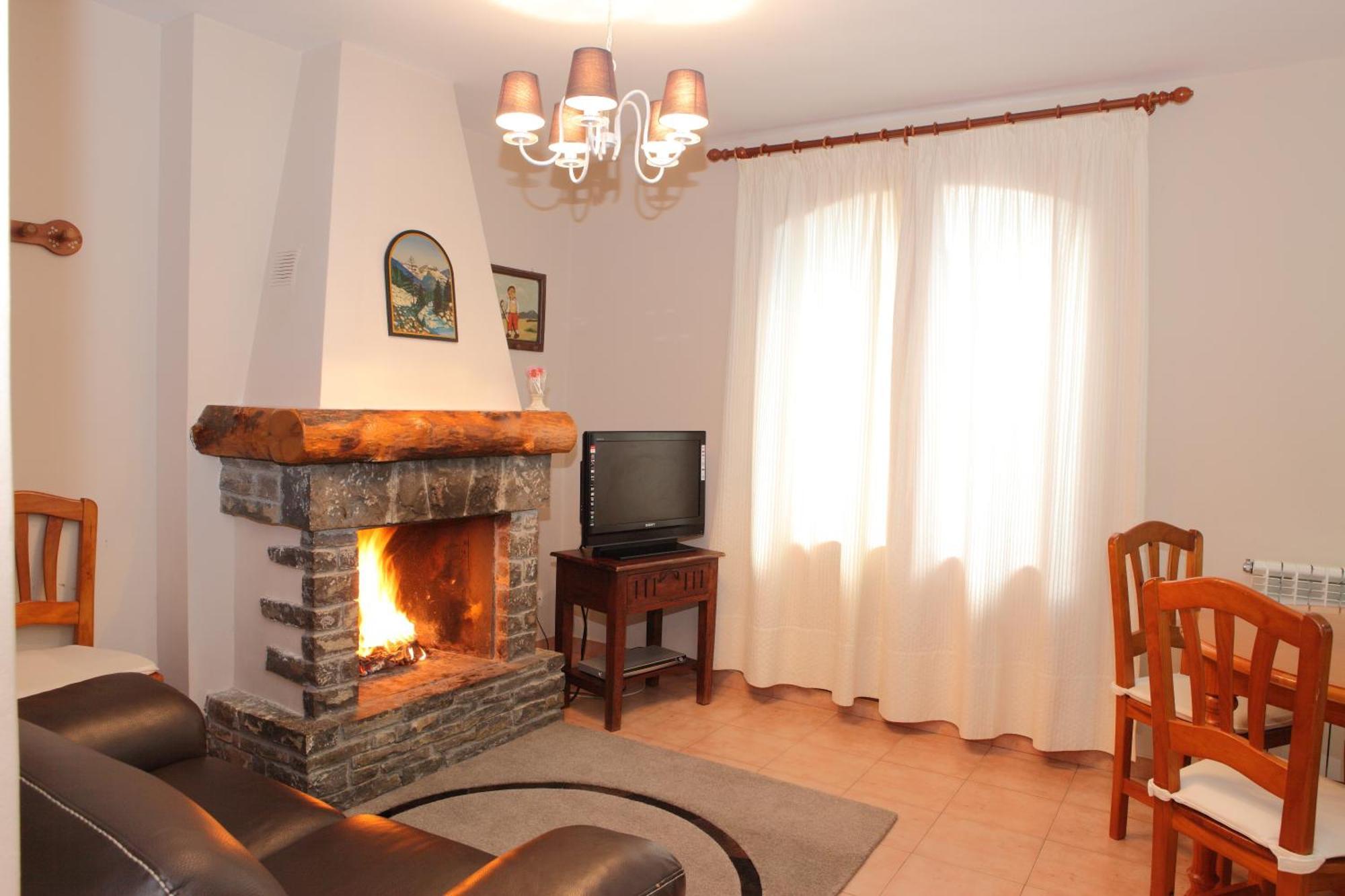 Apartamentos Alba Casa Alquesera Sahun Екстериор снимка